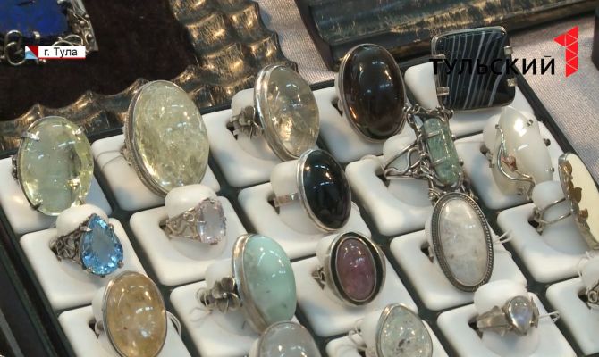 Агат, яшма и нефрит: в Тулу приехала петербургская выставка «Блеск самоцветов»