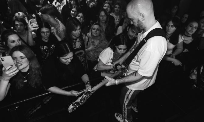 В Туле отменили концерт группы «Щенки» после выступления в одном носке