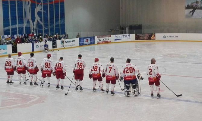 В Новомосковске на лед вышли легенды российского хоккея
