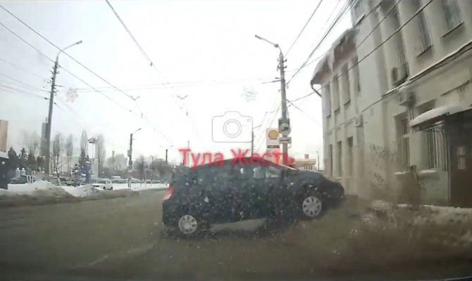 В Туле сугроб спас пешехода от гибели под колесами
