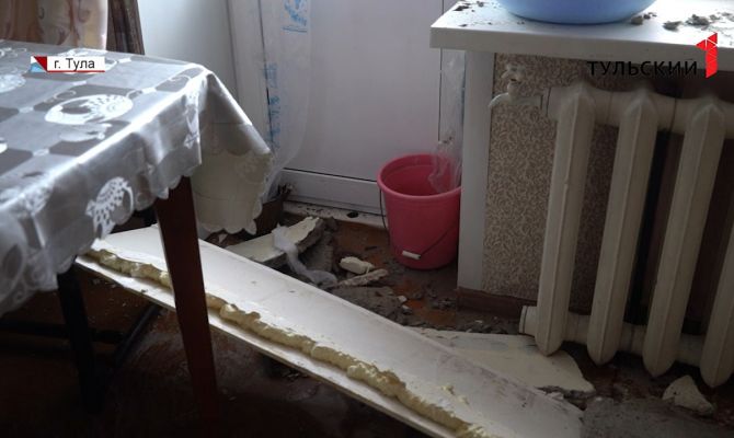 В квартире тулячки из-за протекшей крыши сгорела проводка и обвалился кусок стены