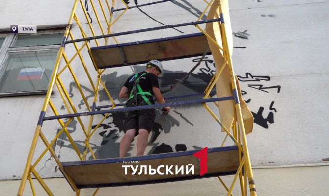Призер международного конкурса украсил новым граффити стену школы в Туле
