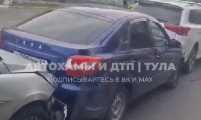 5 машин собрали "паровозик" на улице Октябрьской в Туле