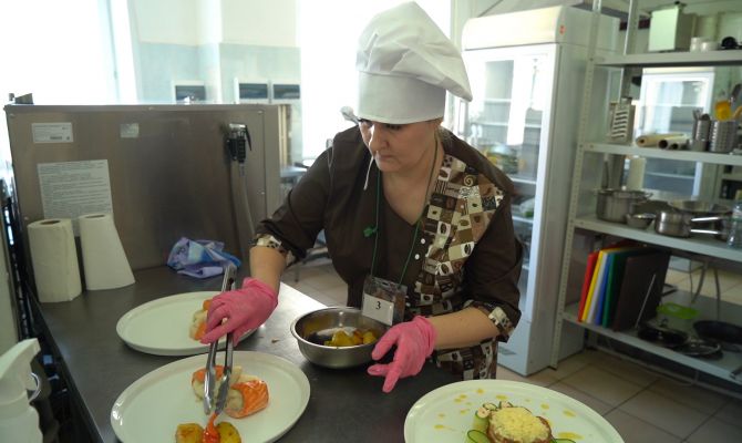 От «сердцеедки» до «креветки на шаре»: в Туле школьные повара сразились за звание лучшего по профессии