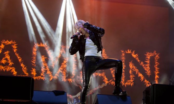 От пения в ресторанах до дуэта с Президентом: учитель певца SHAMAN рассказала о его пути к славе