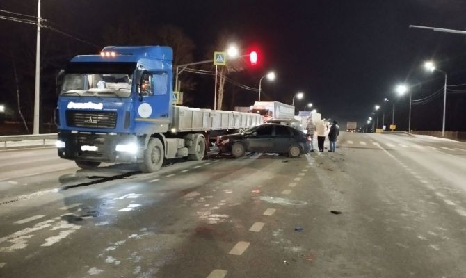 На трассе М-2 под Тулой столкнулись 2 легковушки, «ГАЗель» и грузовик