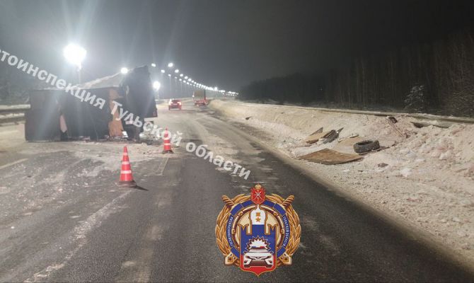 На трассе М-2 "Крым" в Заокском районе "ГАЗ" врезался в ограждение