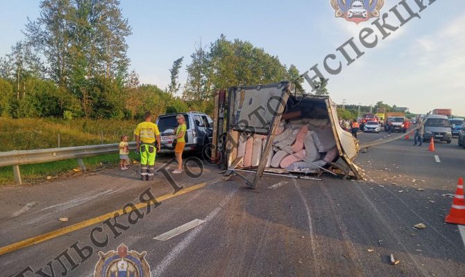 В Тульской области госпитализировали водителя опрокинувшейся фуры