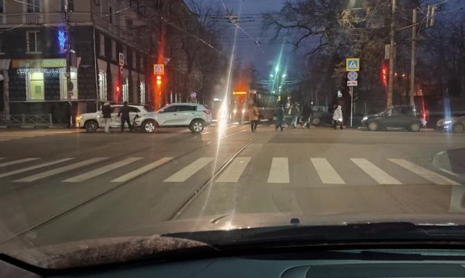 Утром 26 ноября из-за ДТП в Туле образовались пробки и встали трамваи