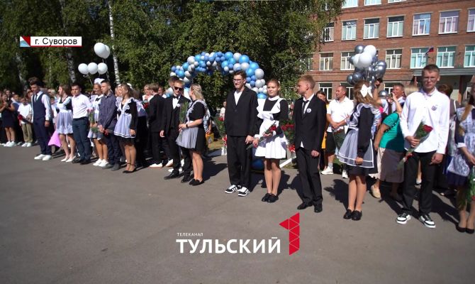 В Суворове прошла школьная линейка в советской стилистике