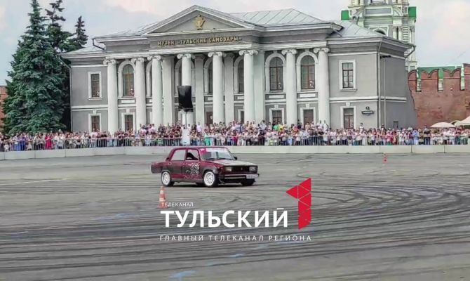 "Семерка" устроила дрифт прямо на площади Ленина в Туле