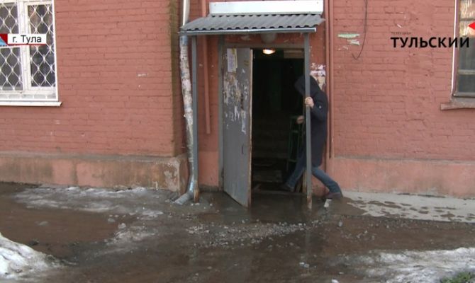 Из-за талой воды в Туле затопило подъезд жилого дома