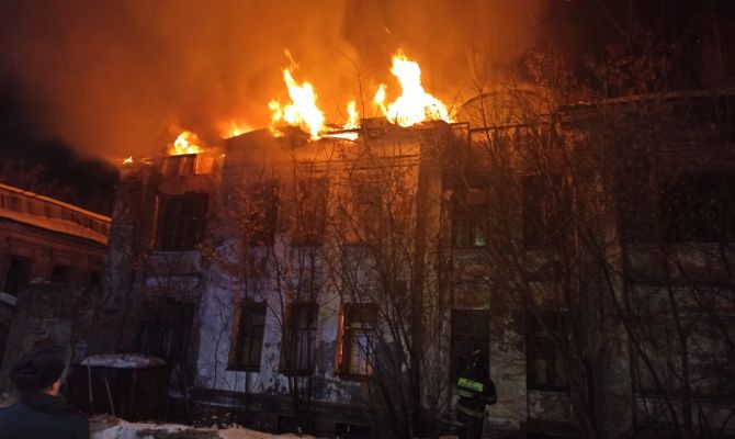 В Туле полыхает нежилое здание на улице Комсомольской