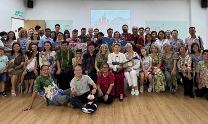 Тулячка научила малазийцев петь по-русски «Дай балалайку» и угостила их пряниками