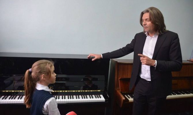 В Туле Дмитрий Маликов освоит редкую профессию на заводе "Октава"