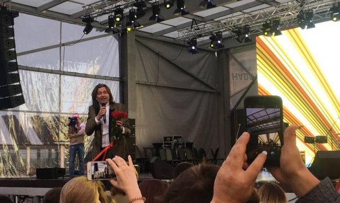 Дождь музыке не помеха: Дмитрий Маликов спел новую песню для туляков
