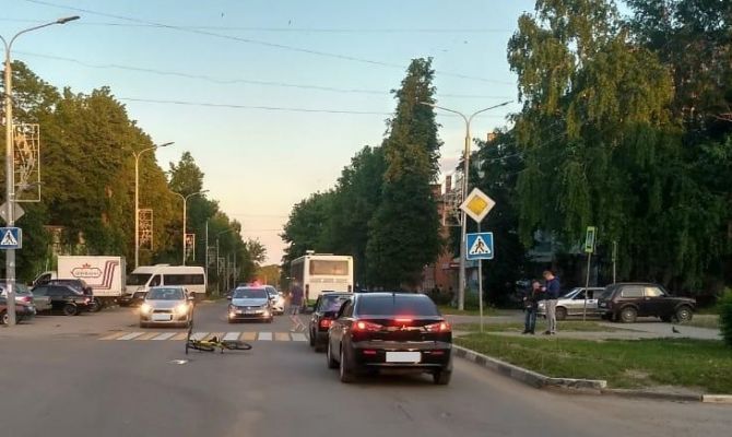 В Щекине «Опель» сбил женщину-велосипедиста