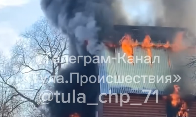 В тульском поселке Плеханово загорелся дом