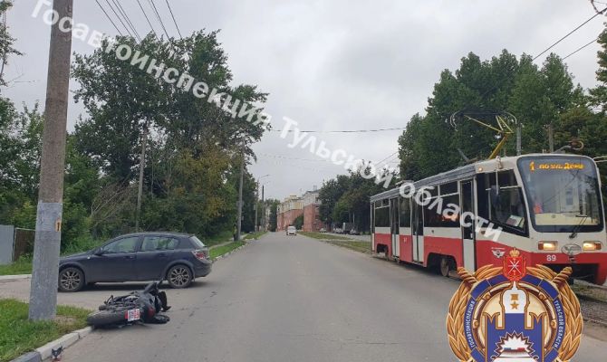 В Туле на улице Марата водитель «Опеля» подрезал мотоциклиста без прав