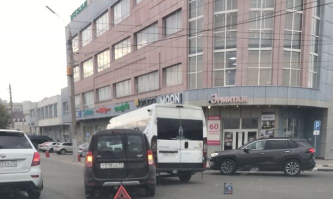 В Туле на дороге автомобиль столкнулся с маршруткой