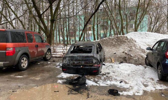 В Туле на парковке возле бизнес-центра загорелся автомобиль