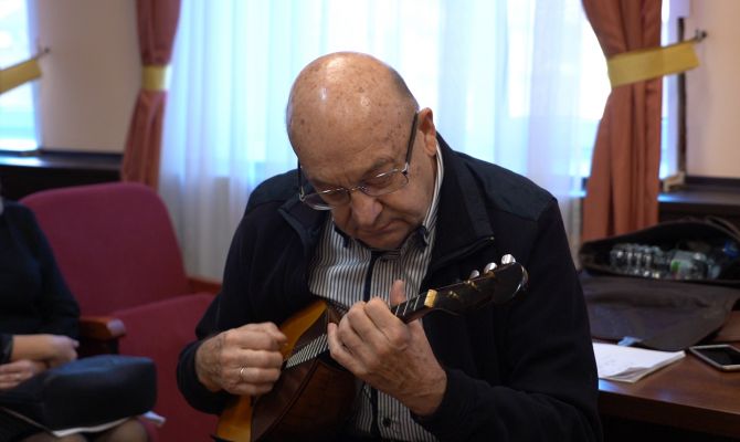 В Туле Народный артист России Вячеслав Круглов провел бесплатный мастер-класс по игре на домре