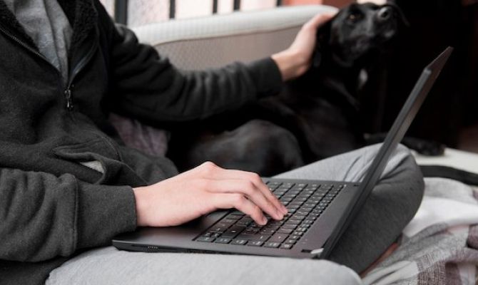 В Алексине мужчина украл ноутбук у собственной матери