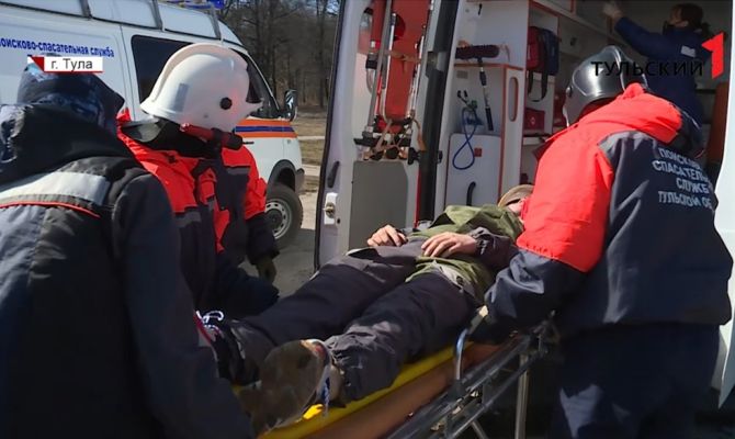Если на кону – жизнь: тульские спасатели за минуты достали пострадавшего в ДТП из смятого автомобиля
