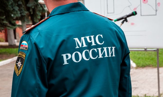 Тульские спасатели обезвредили артиллерийский снаряд и потушили трактор