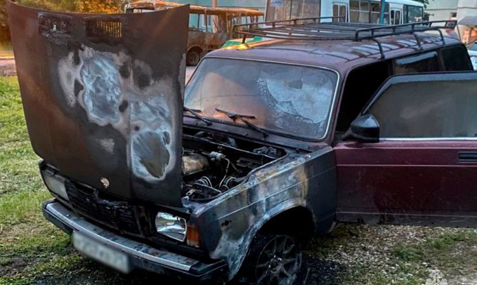 Тульские спасатели потушили легковой автомобиль в поселке Обидимо