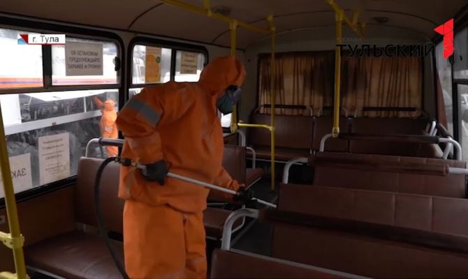 Сотрудники МЧС в Туле обрабатывают общественный транспорт дезинфицирующим составом