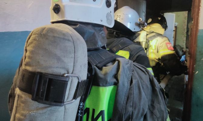 В Алексине пожарным пришлось спасать человека из огня после возгорания мусора