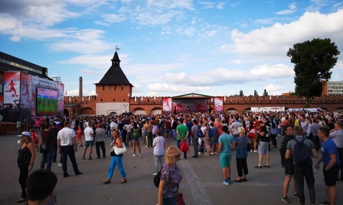 Сотни туляков пришли смотреть показ матча "Россия-Уругвай" в кремль