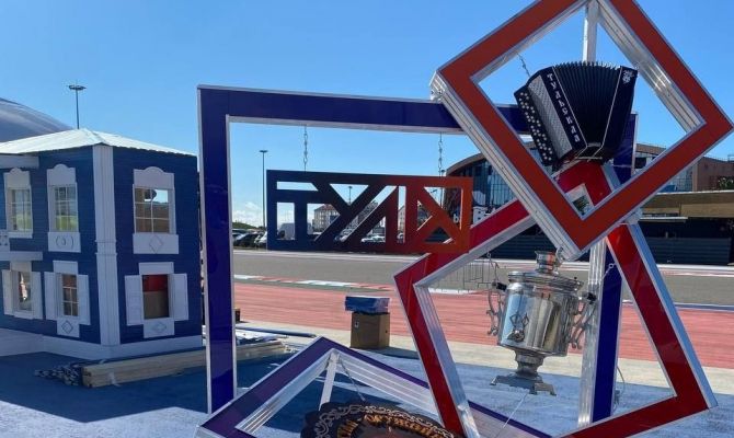 Тульская область на Всемирном фестивале молодежи представила арт-объект с пряником и самоваром