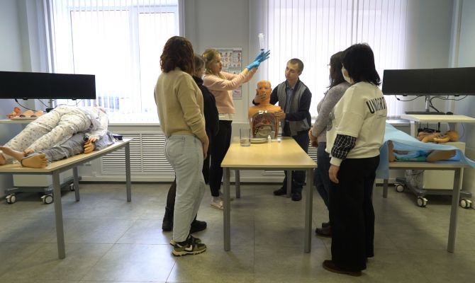 Врачи скорой помощи отрабатывают спасение жизней на современном оборудовании