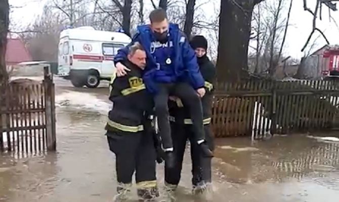 "Все, сапог утонул": в Донском спасатели на руках отнесли медиков к дому пациента