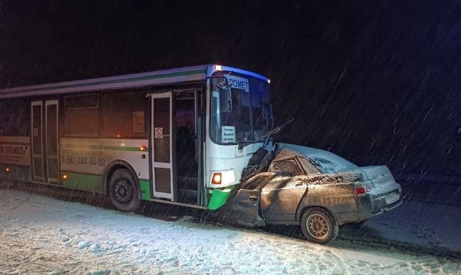 Под Узловой при столкновении легковушки с автобусом погиб человек