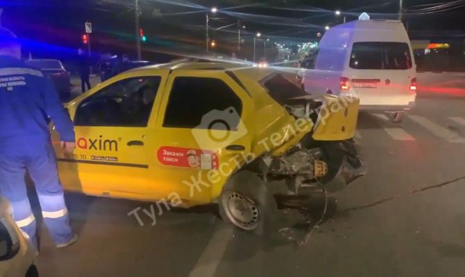 В Туле на улице Октябрьской столкнулись легковушка и такси