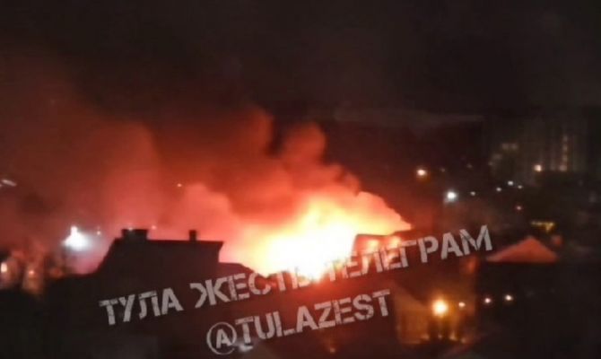 Ночью на улице Поленова в Туле загорелся жилой дом