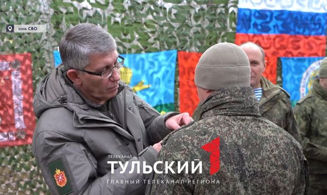 Дмитрий Миляев «за ленточкой» наградил туляков-десантников