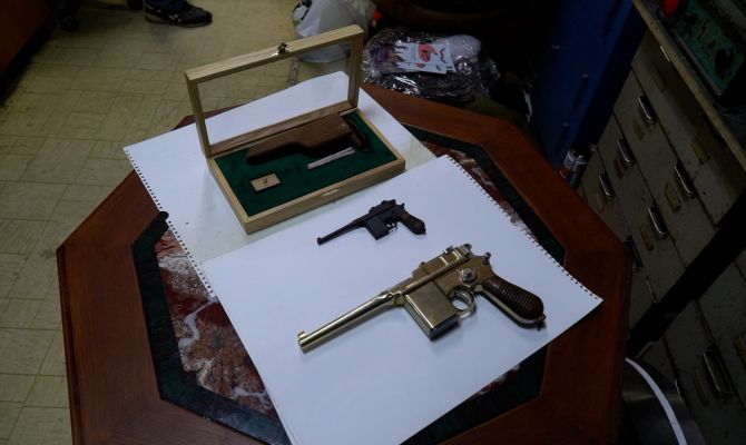 Тульский мастер создает боеспособные мини-копии настоящих автоматов и пулеметов