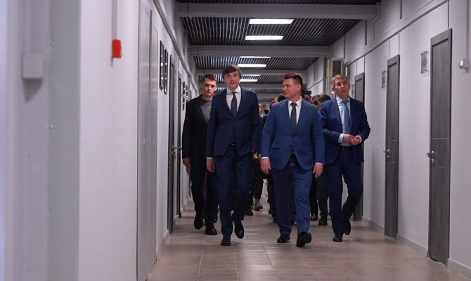  Спел со студентами ТГПУ и изучил дроны: как прошел визит Сергея Кравцова в Тулу