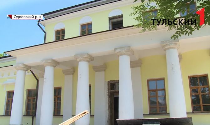 Стилизованная гостиная и библиотека XIX века: под Одоевом восстанавливают усадьбу Мирковичей