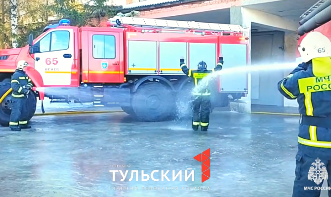 В Веневе пожарного окатили водой из шланга перед выходом на пенсию