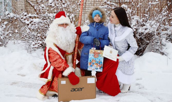 Алексей Дюмин передал новогодние подарки тульским семьям и вынужденным переселенцам