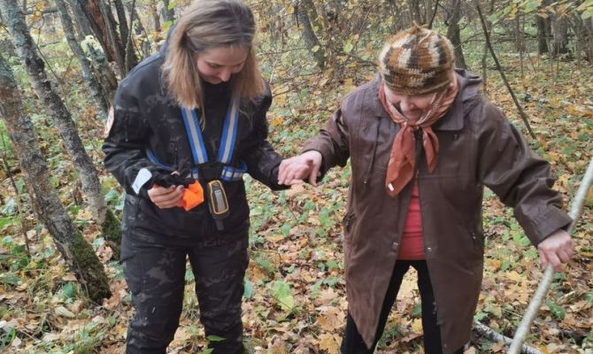 Под Тулой поисковики вывели из леса 87-летнюю бабушку
