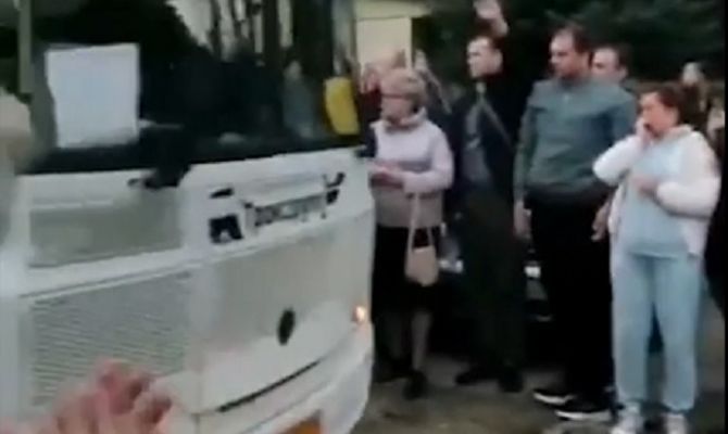 Жители Новомосковска проводили мобилизованных земляков аплодисментами