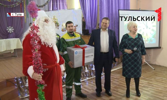 Сотрудники "МСК-НТ" поздравили с новым годом подопечных дома престарелых и интерната для инвалидов