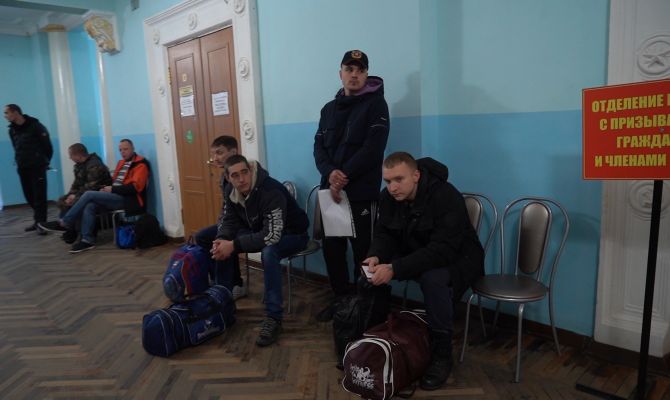 «Настрой боевой»: что происходит в пункте сбора мобилизованных в Туле