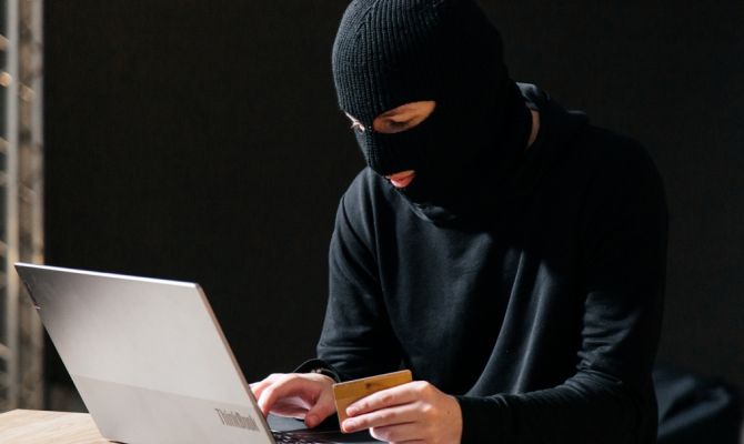 Пенсионер из Ефремова передал мошенникам 7 млн рублей и свой автомобиль